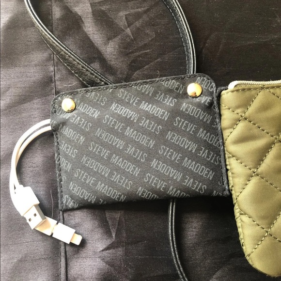 Steve Madden side bag with recharging battery pack - Picture 3 of 4